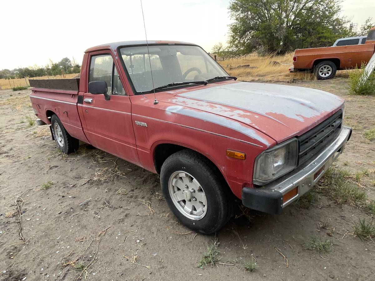 Sr5-2wd-pickup-1982-red
