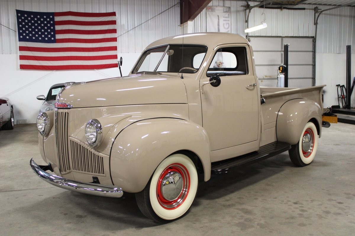 Studebaker-1947-Pickup-Truck-Brown