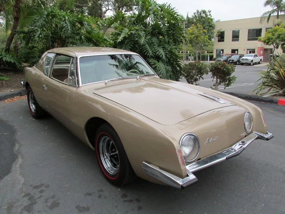 Studebaker-Avanti-1963-Gold-Tan