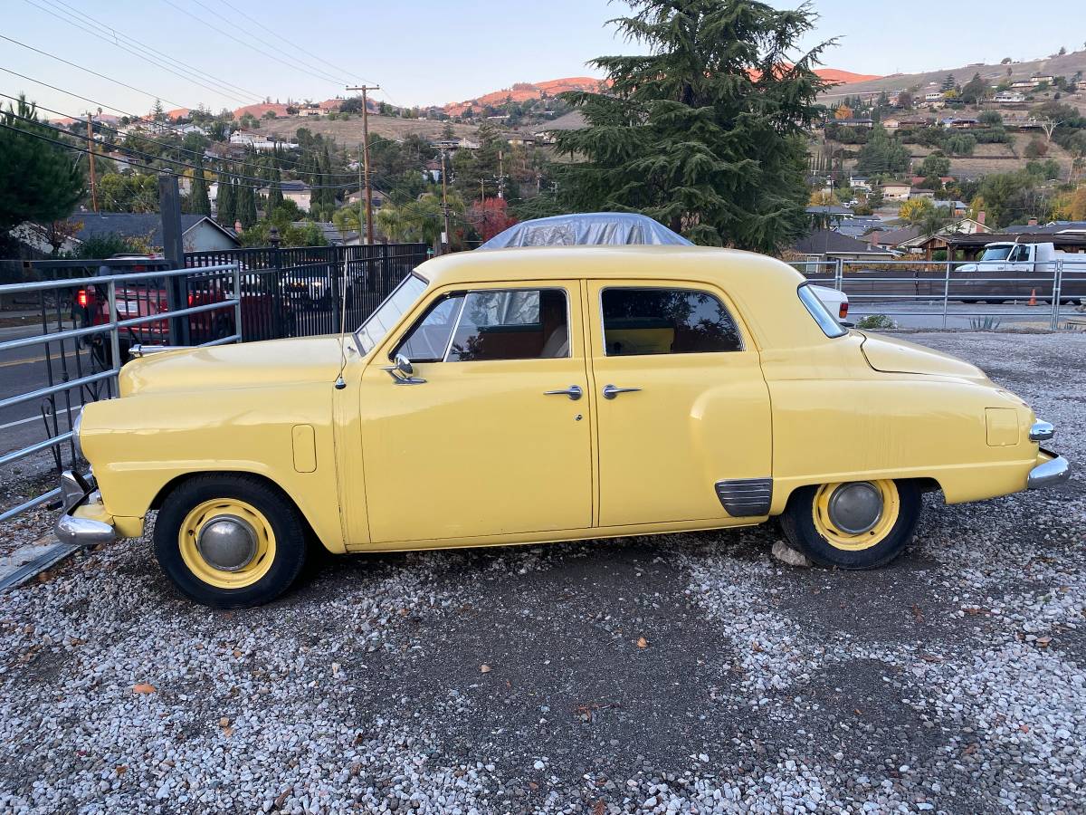 Studebaker-Champion-1947-yellow