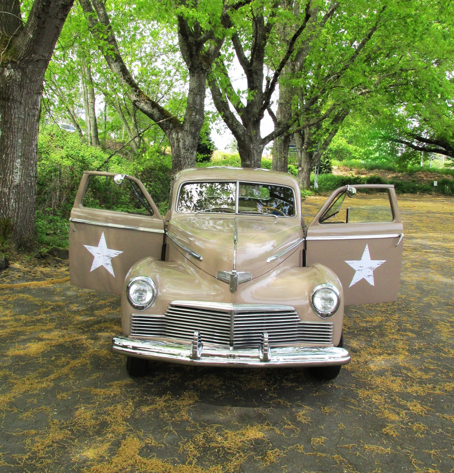 Studebaker-Double-Dater-Deluxe-1942-Coupe-Tan