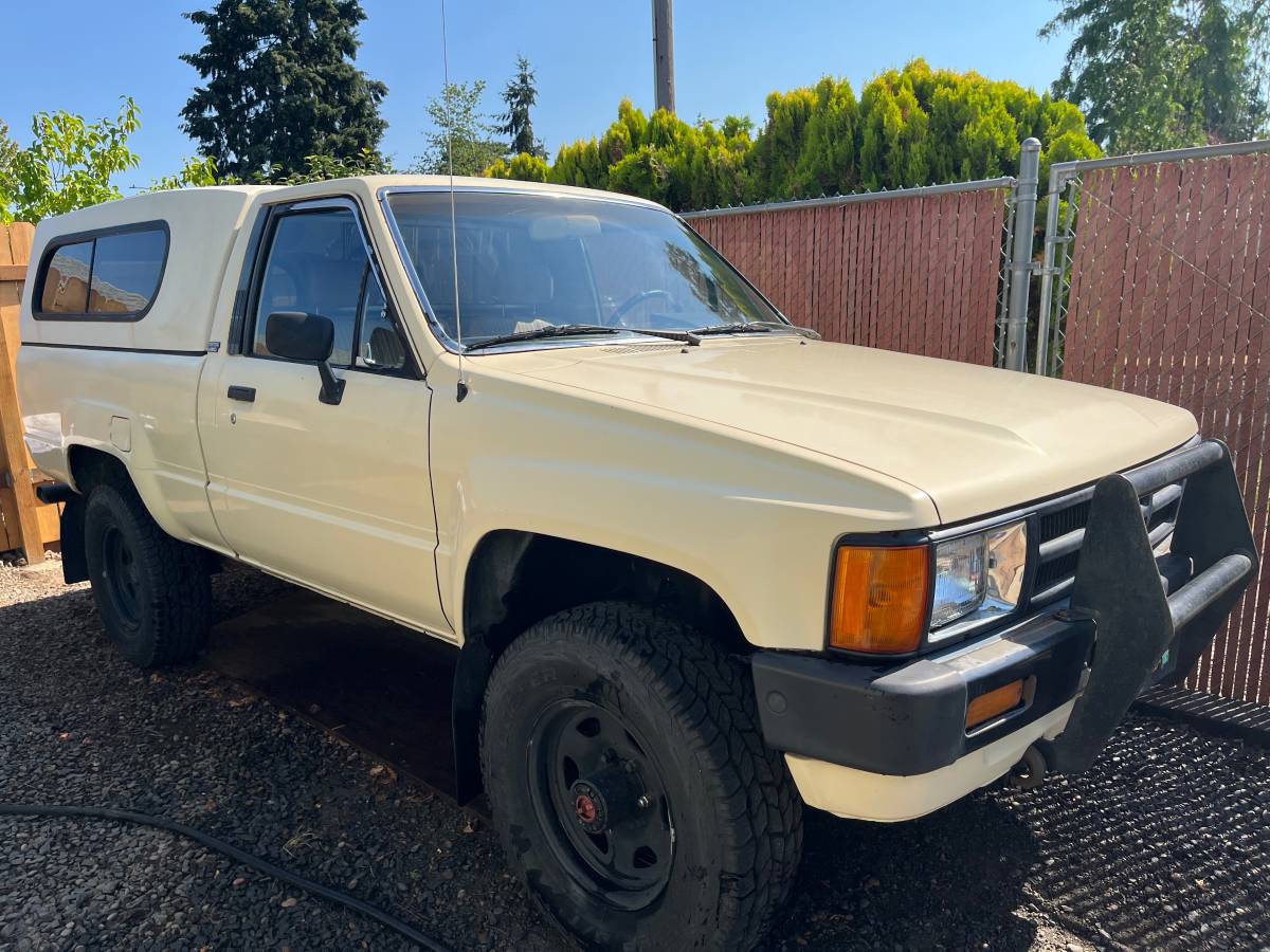 Toyota-4-wheel-drive-pick-up-1984