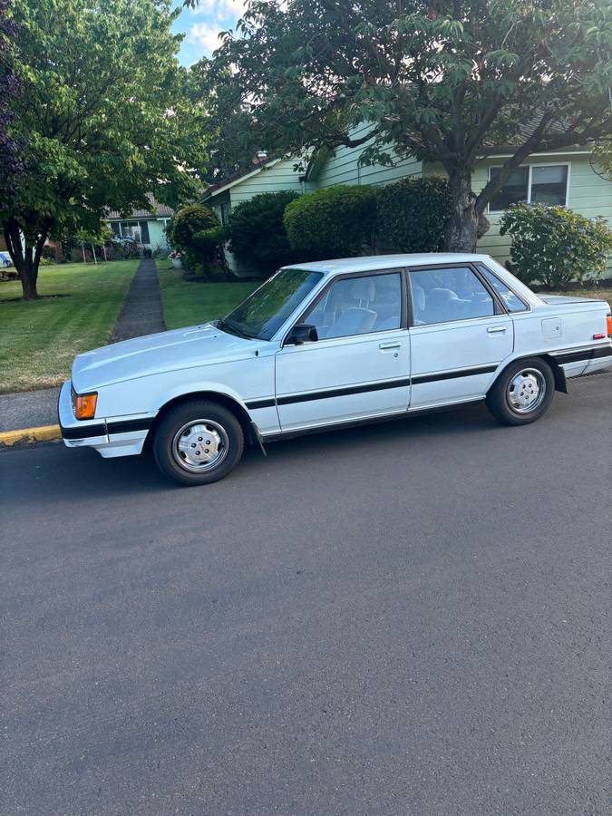 Toyota-Camry-1984-white