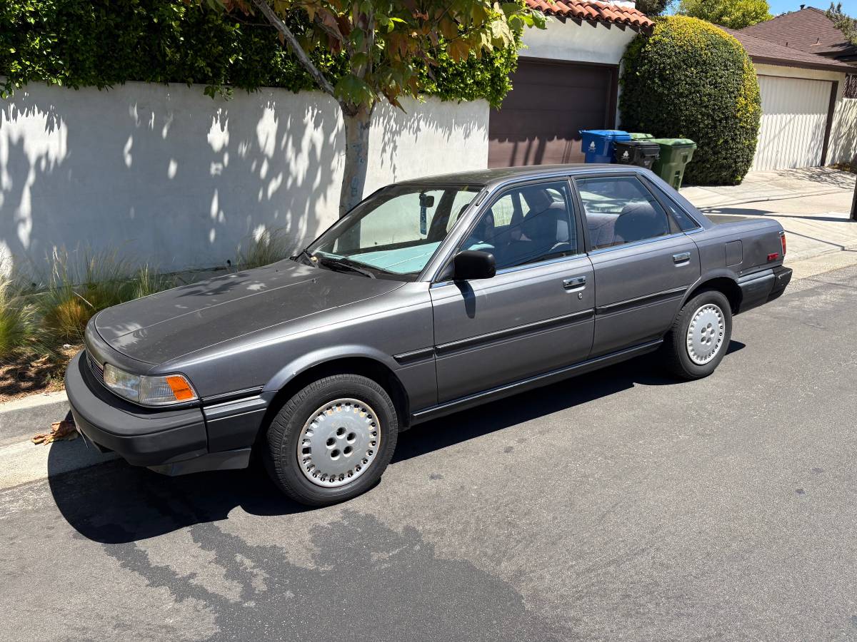 Toyota-Camry-1987