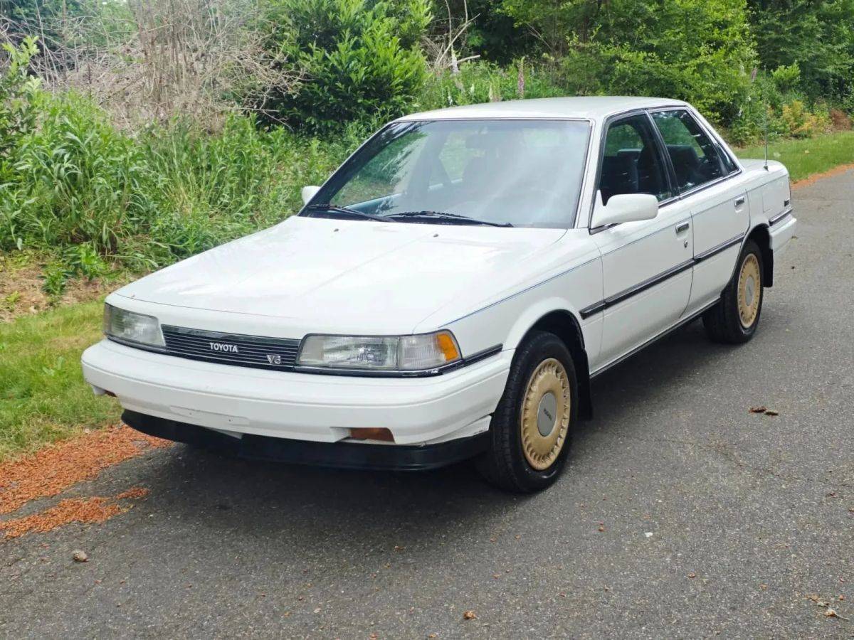 Toyota-Camry-1990-White