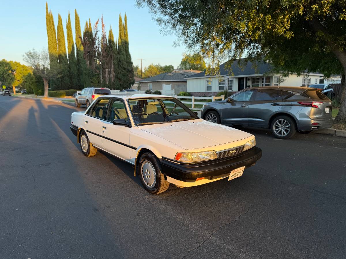 Toyota-Camry-dxdeluxe-1989