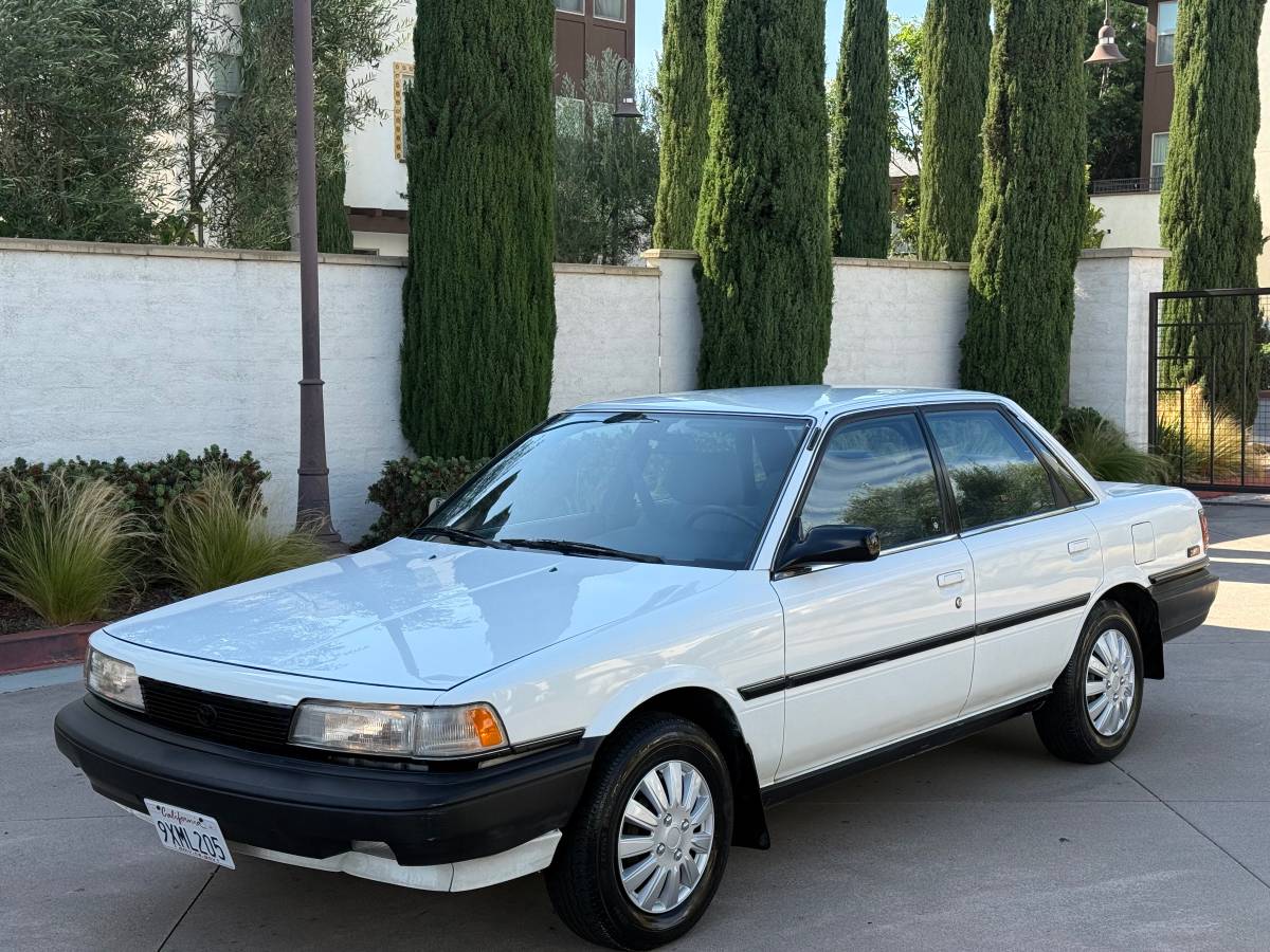 Toyota-Camry-dxdeluxe-1990-white