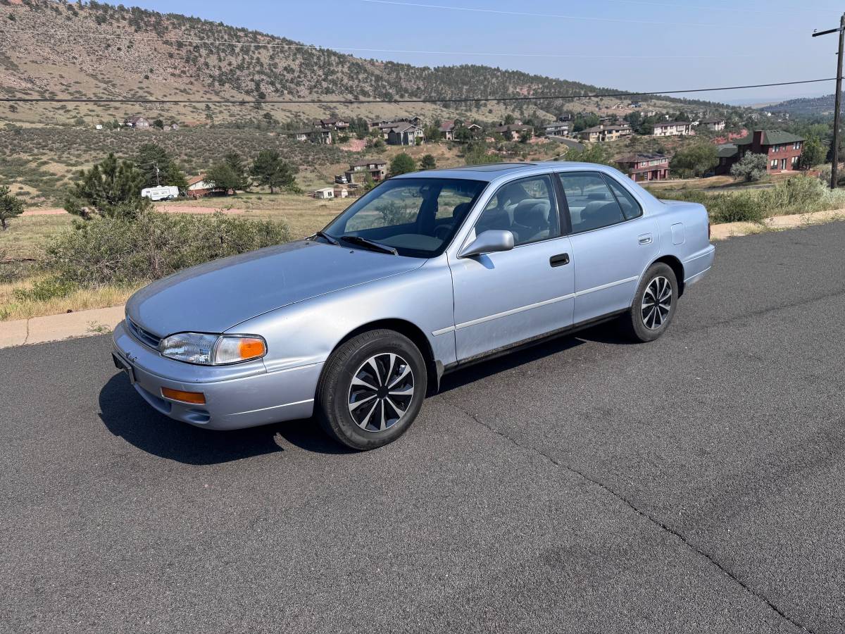 Toyota-Camry-le-1996