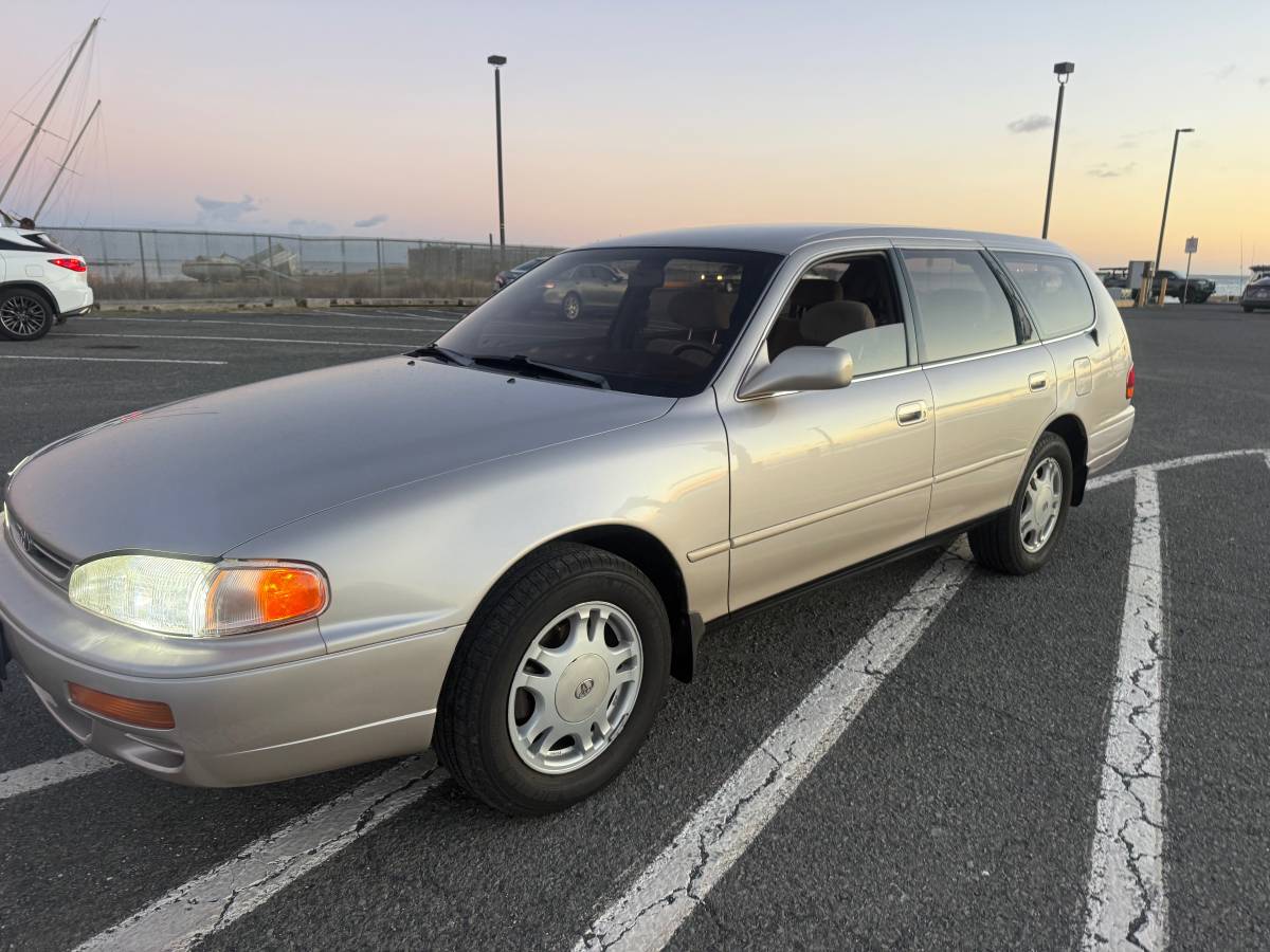 Toyota-Camry-le-wagon-1995
