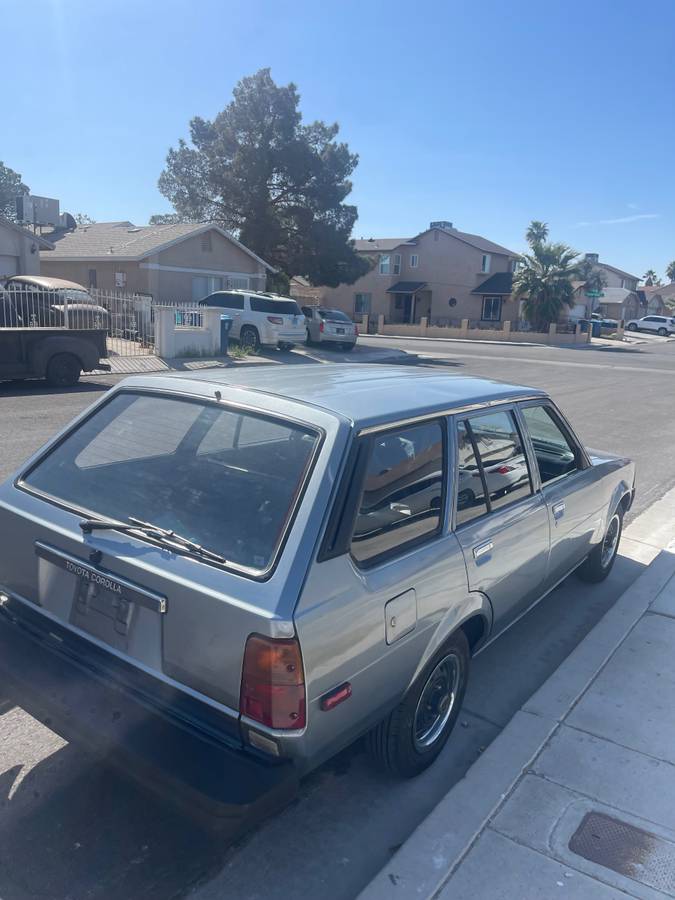 Toyota-Corolla-1982-silver
