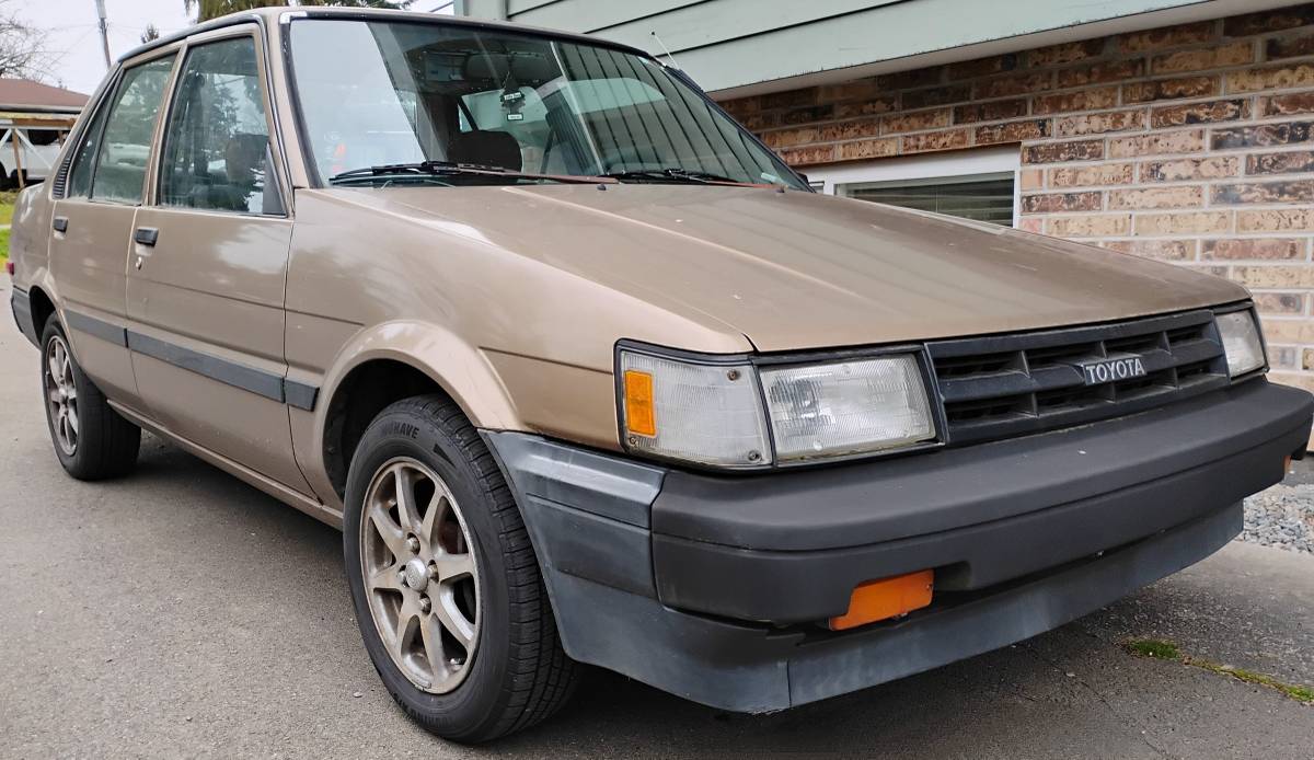 Toyota-Corolla-1987-brown