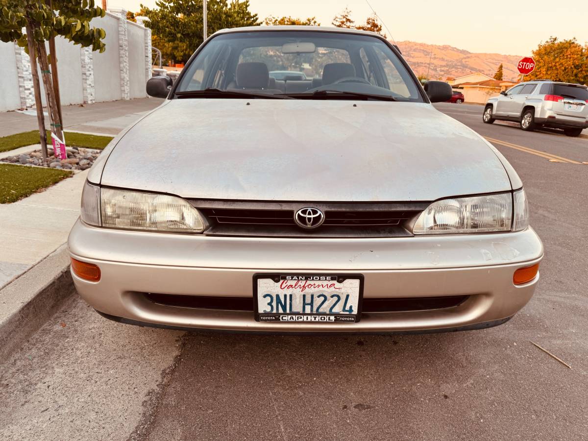 Toyota-Corolla-dxdeluxe-1995-brown