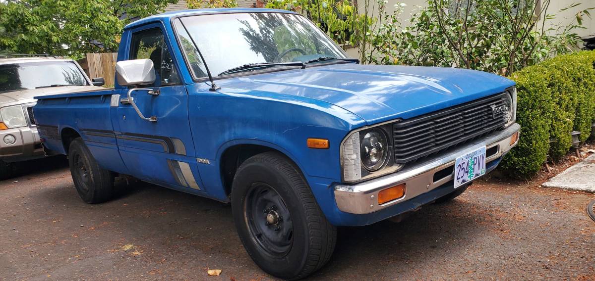 Toyota-Hilux-truck-1980-blue