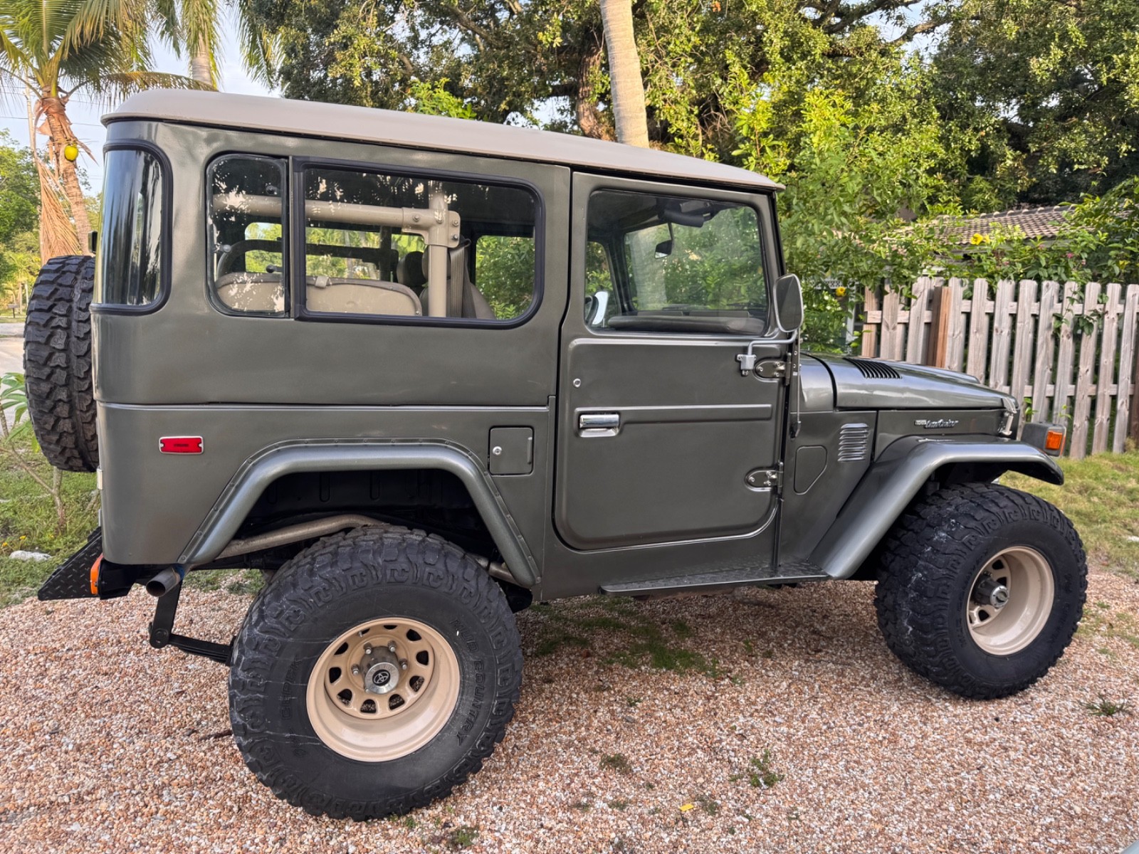 Toyota-Land-Cruiser-1980-Tan