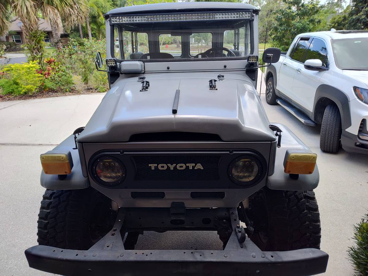Toyota-Land-cruiser-1978-grey