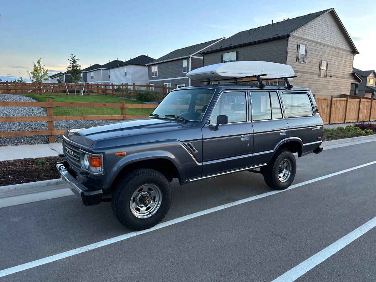 Toyota-Land-cruiser-fj-60-1987-Gray