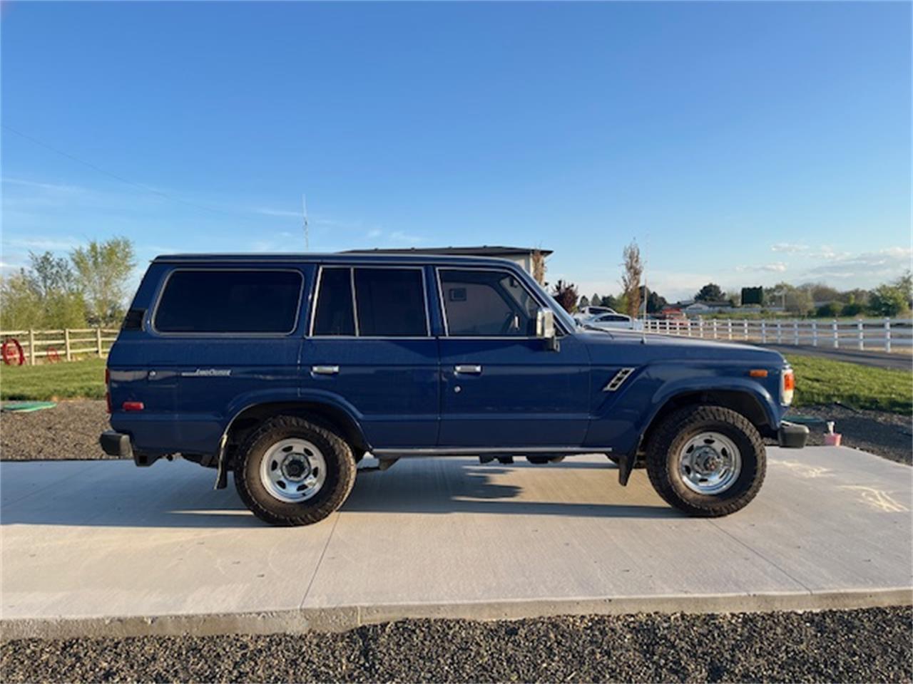 Toyota-Land-cruiser-fj60-1987-Blue-BlackGrey