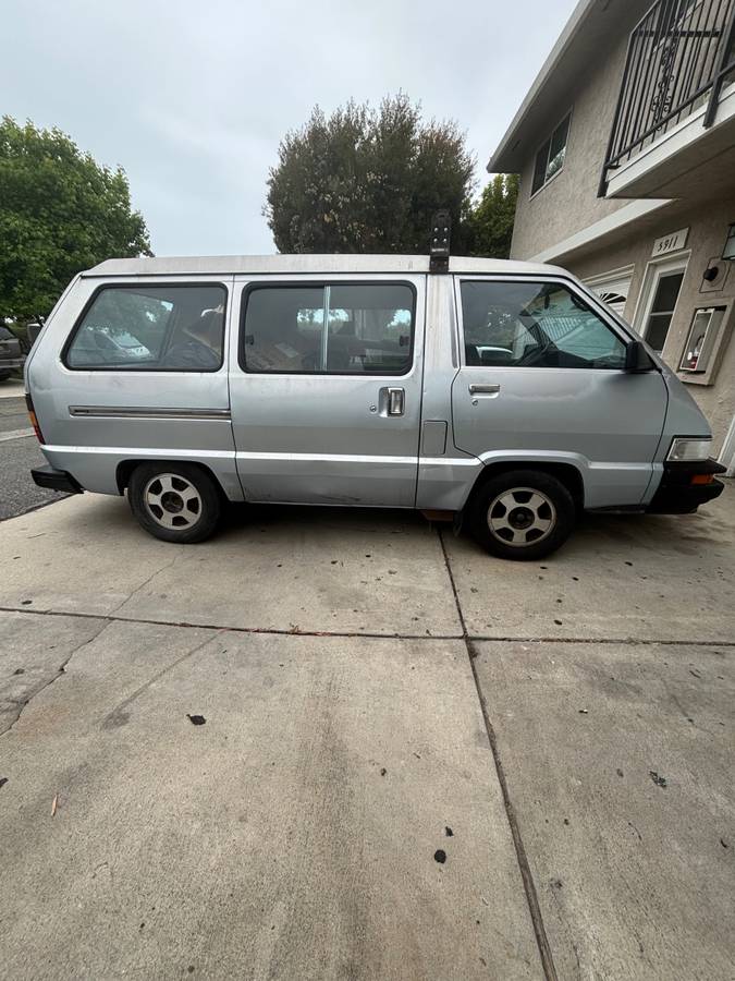 Toyota-Mini-van-1988