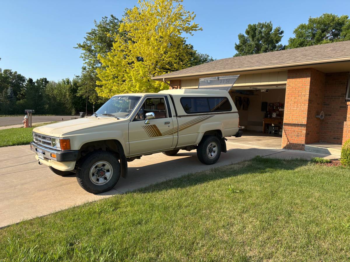 Toyota-Pick-up-1987-yellow