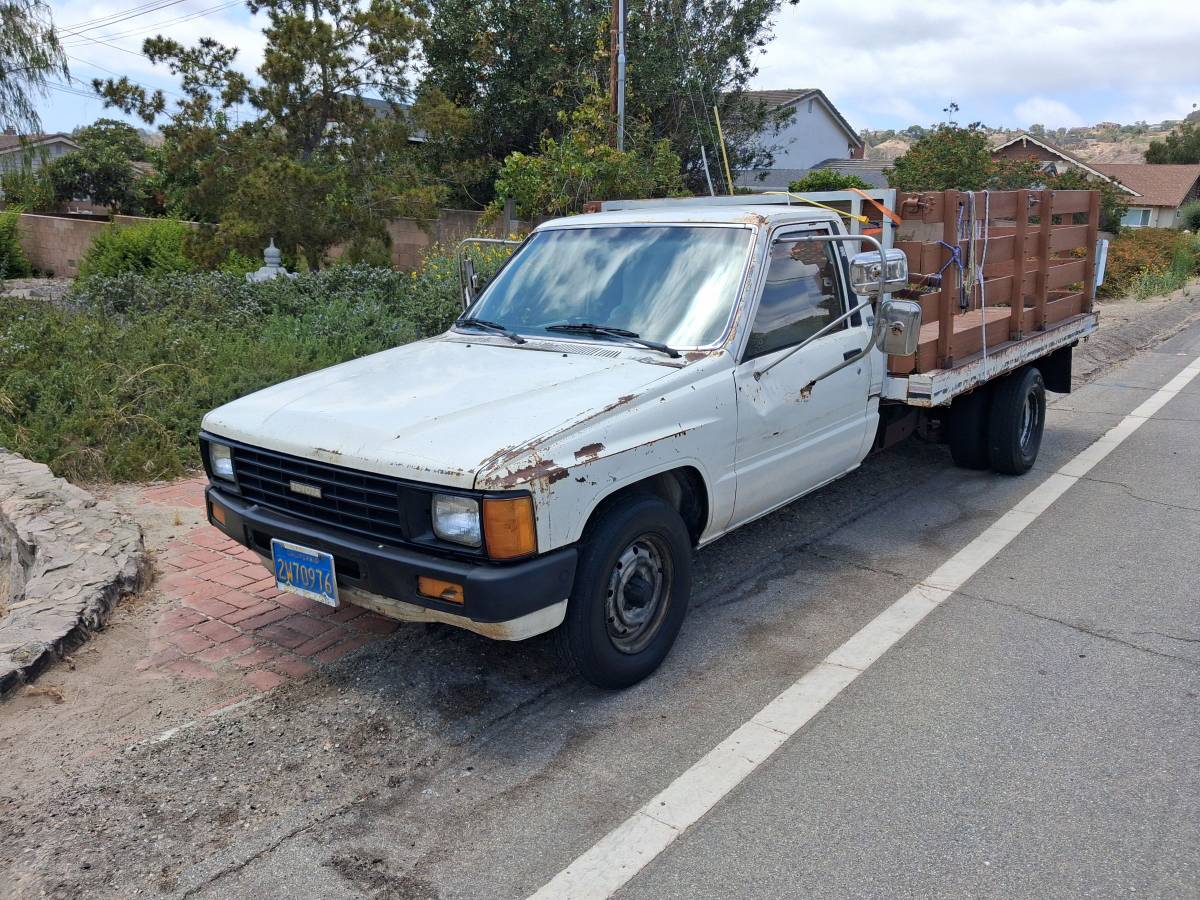 Toyota-Pick-up-std-1986-white