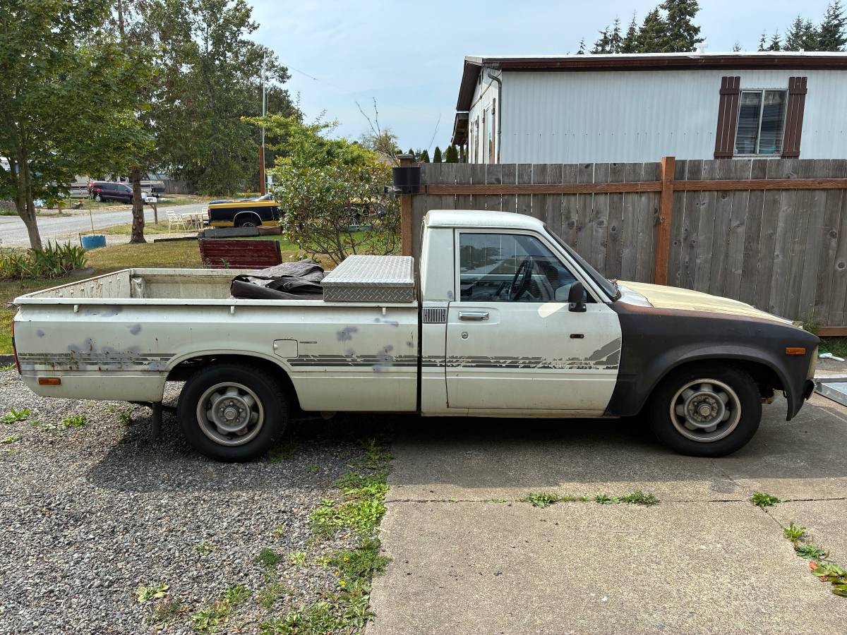 Toyota-Pickup-1981-yellow