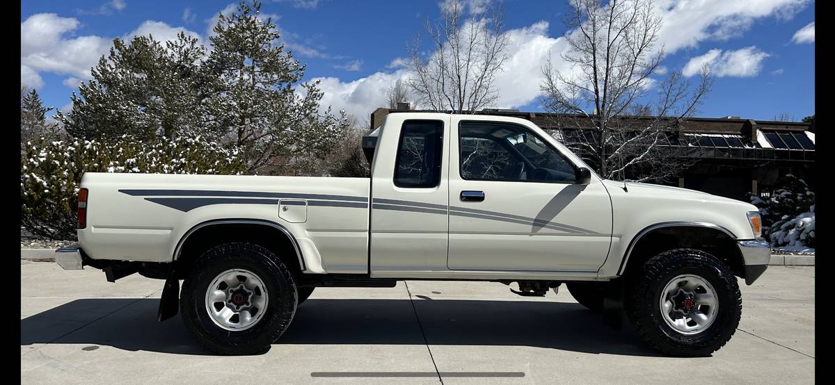 Toyota-Pickup-1990