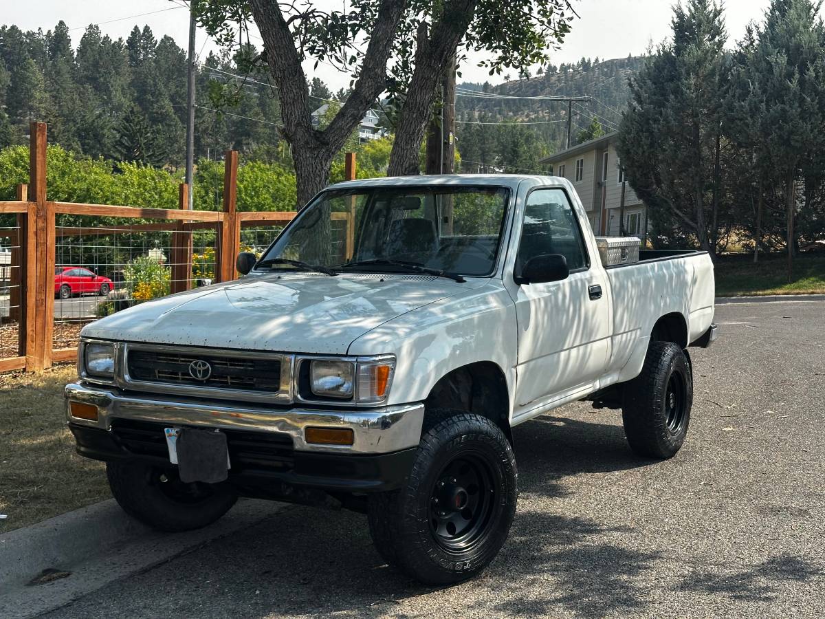 Toyota-Pickup-1993-white