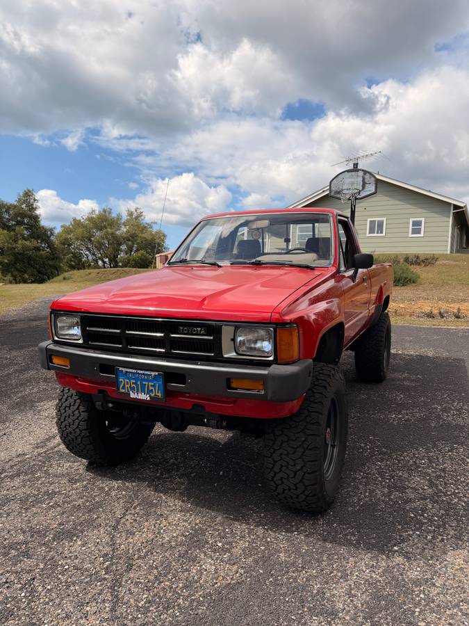 Toyota-Pickup-4x4-1985-Red