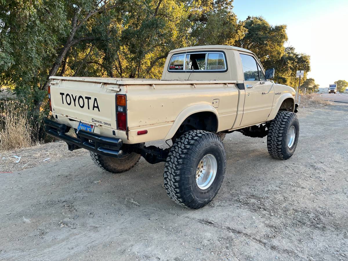Toyota-Tacoma-1980-yellow