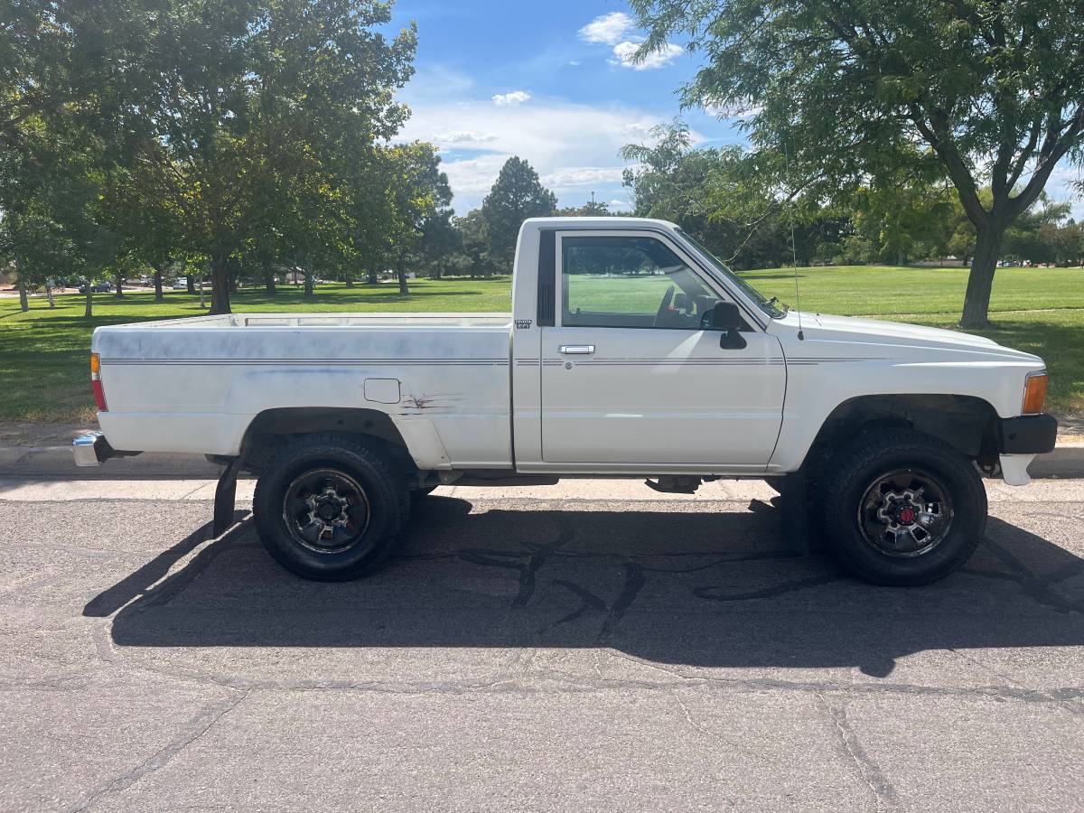 Toyota-Tundra-4wd-truck-1988-white