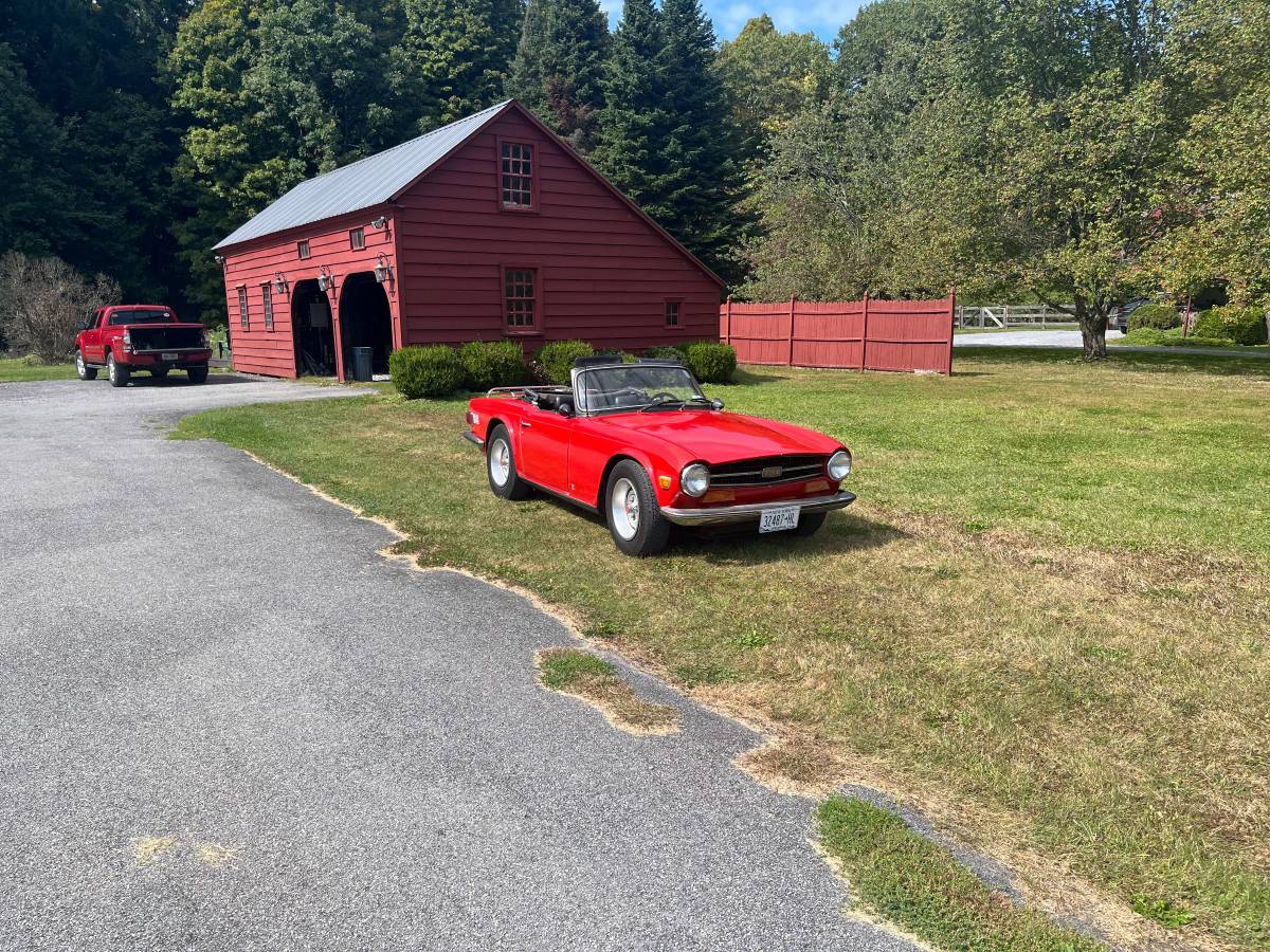 Triumph-Tr6-1973-red