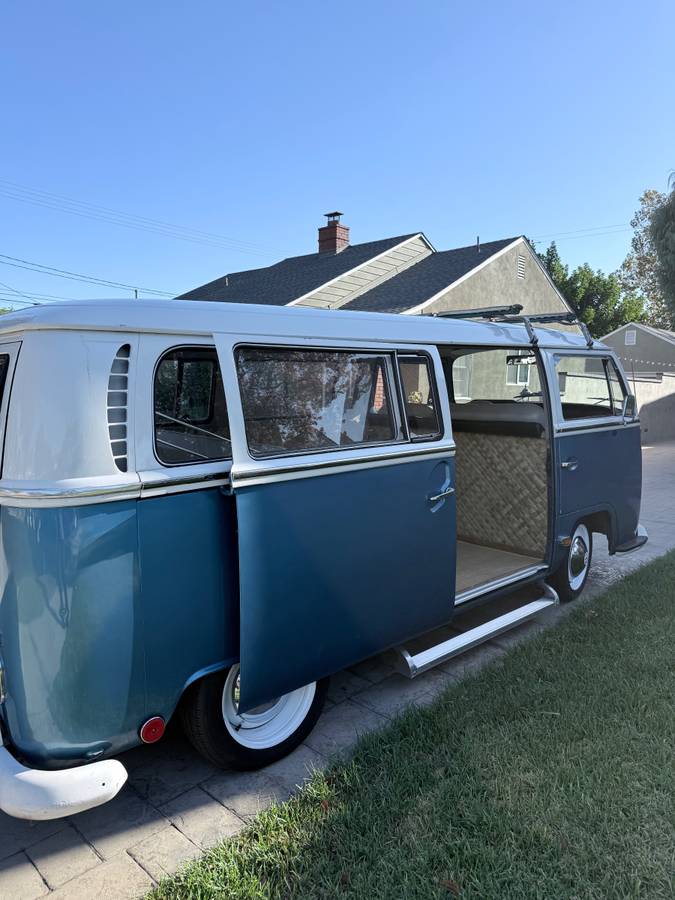 Volkswagen-Bus-1969-Blue
