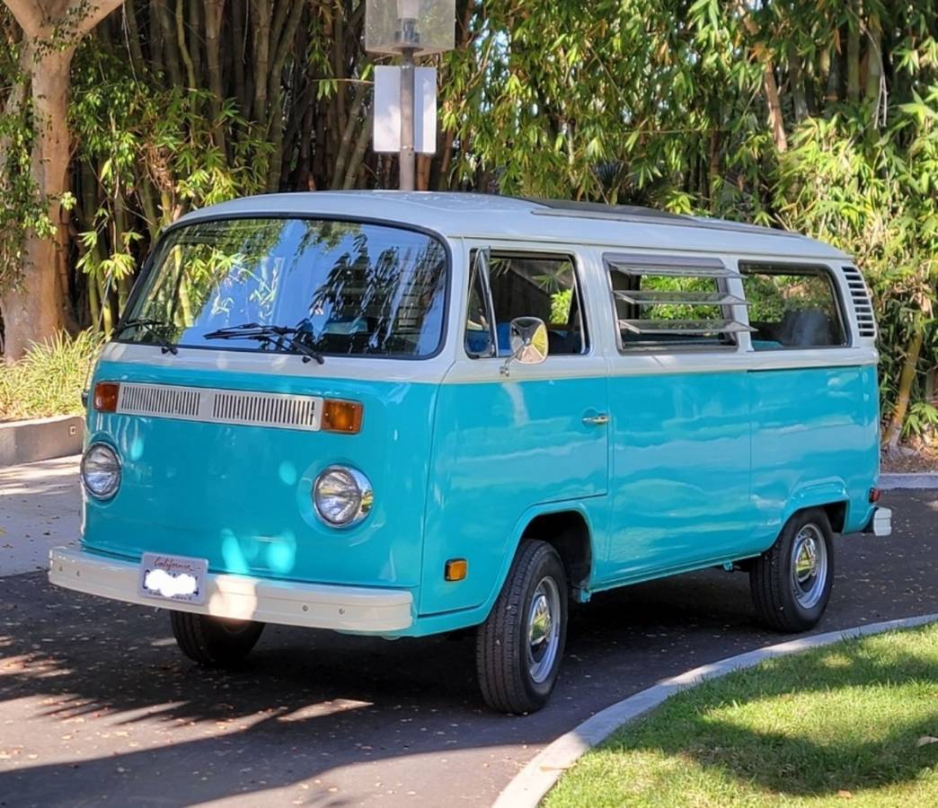 Volkswagen-Bus-1973-blue