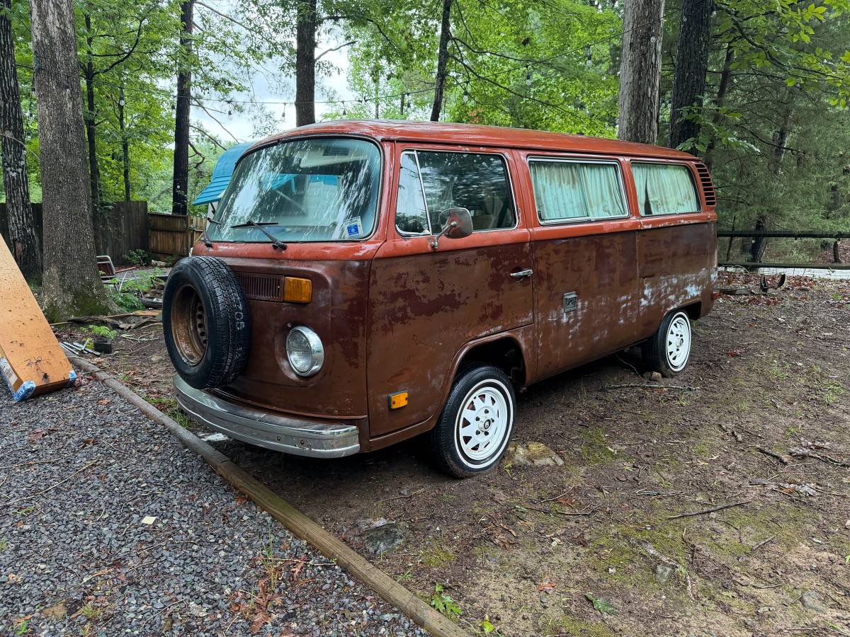 Volkswagen-Bus-1978-brown