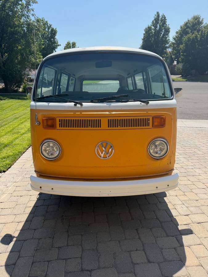 Volkswagen-Transporter-kombi-van-1976-orange