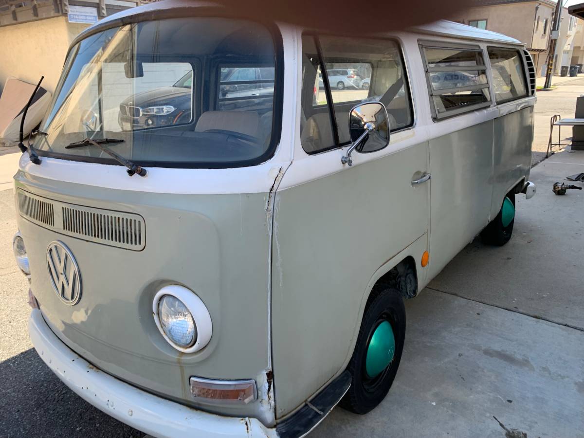 Volkswagen-Transporter-van-1969-Brown