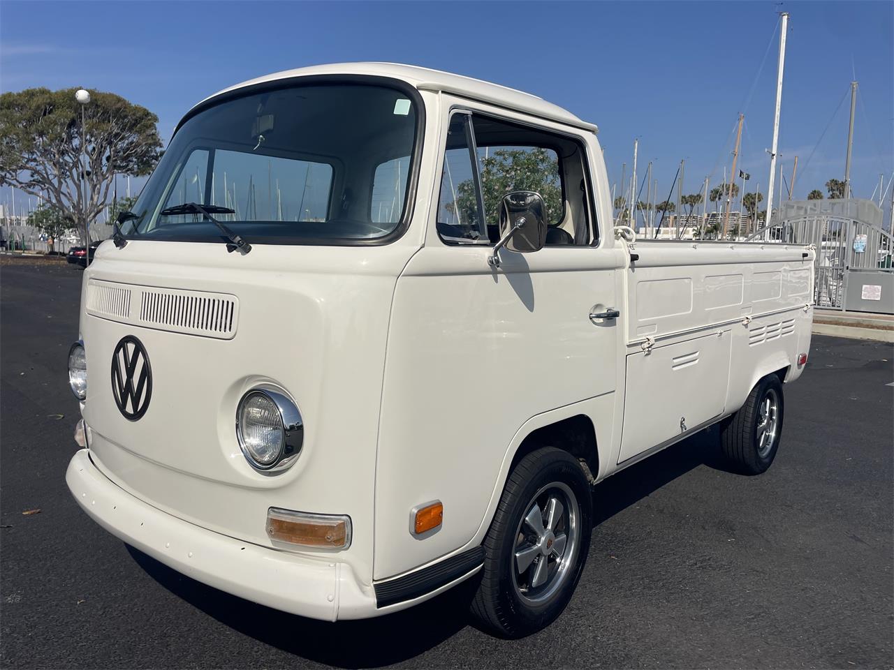 Volkswagen-Type-2-1971-ivory-black