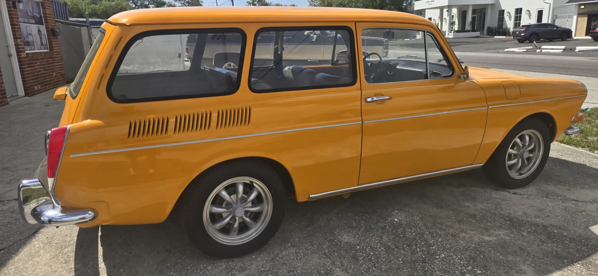 Volkswagen-Type-3-1972-Orange-Light