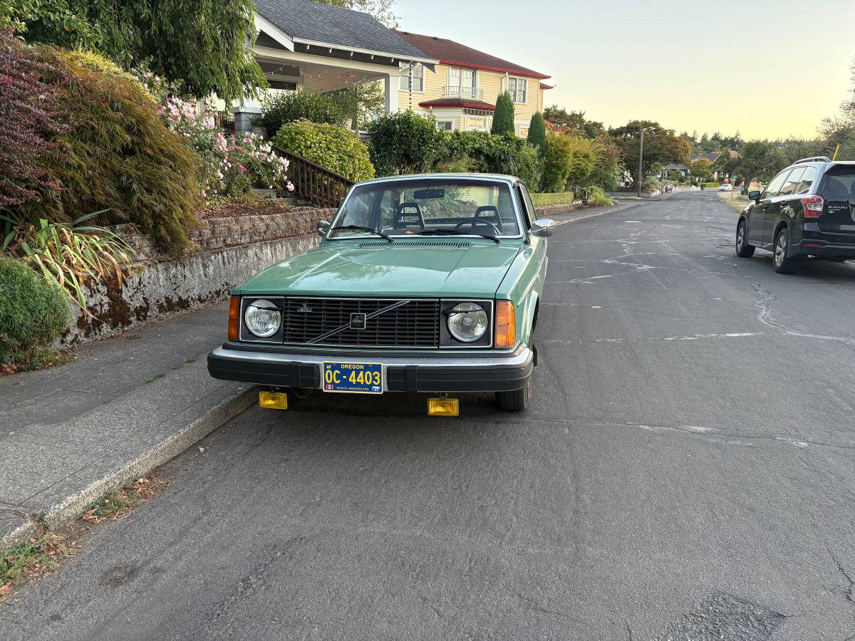 Volvo-240-1979-green