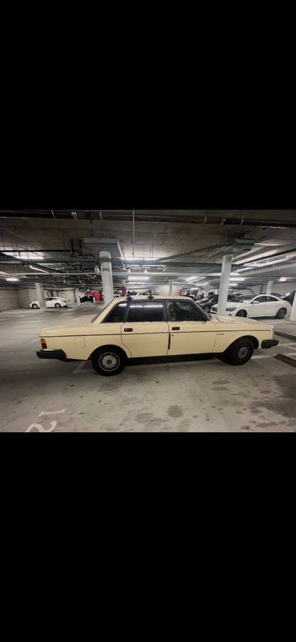 Volvo-240-1983-yellow
