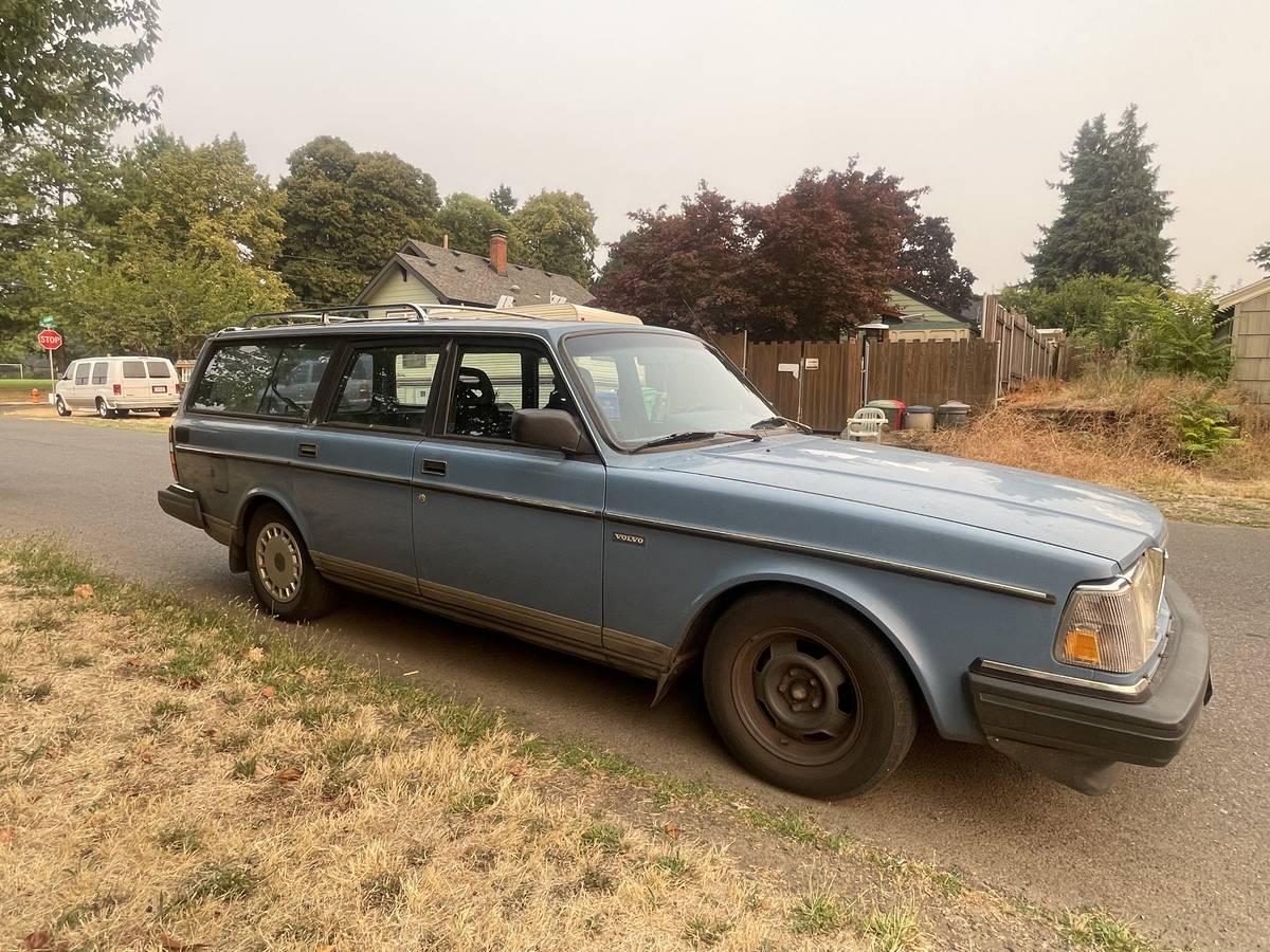 Volvo-240-1986-blue