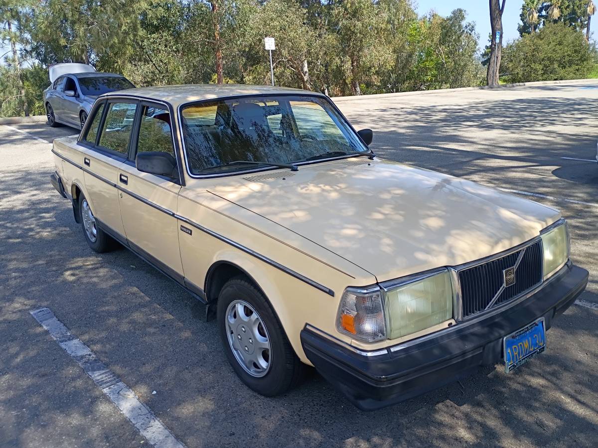 Volvo-240-1986-custom