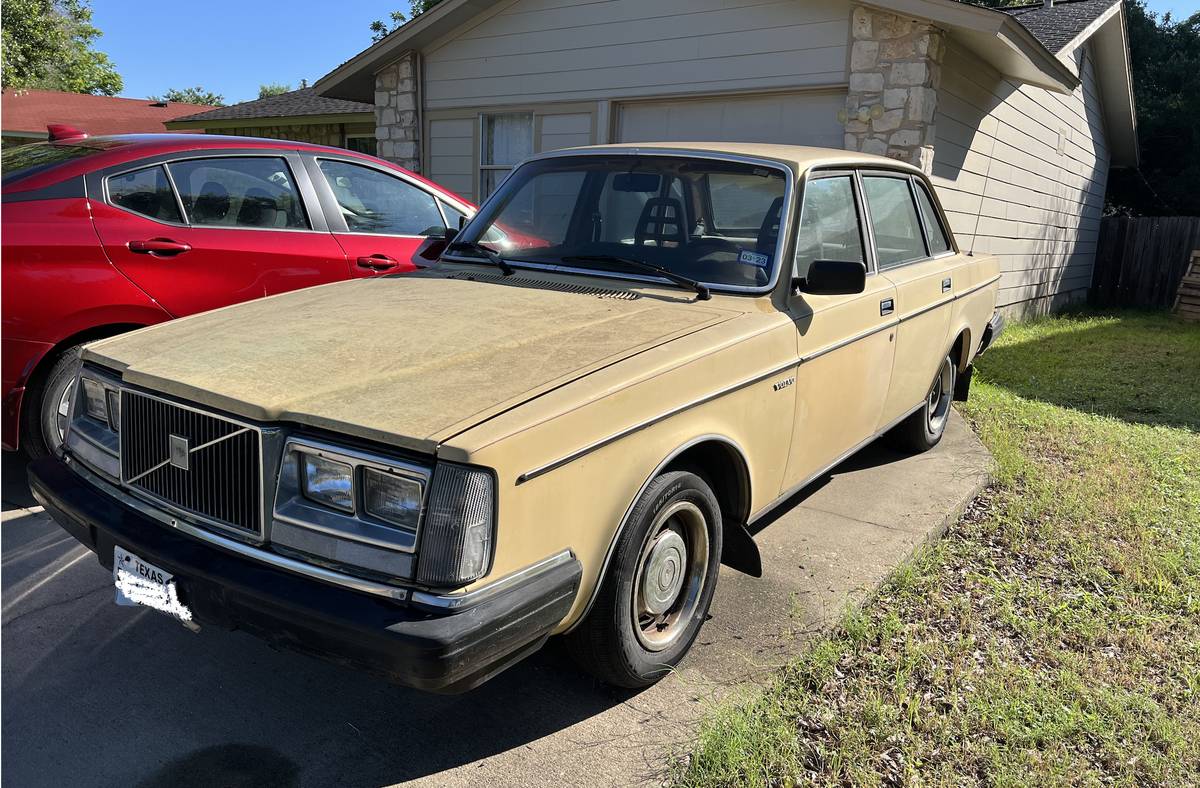 Volvo-240-dl-1983-yellow