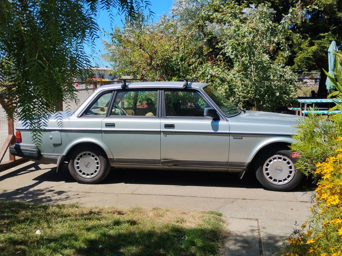 Volvo-240-dl-1988-silver