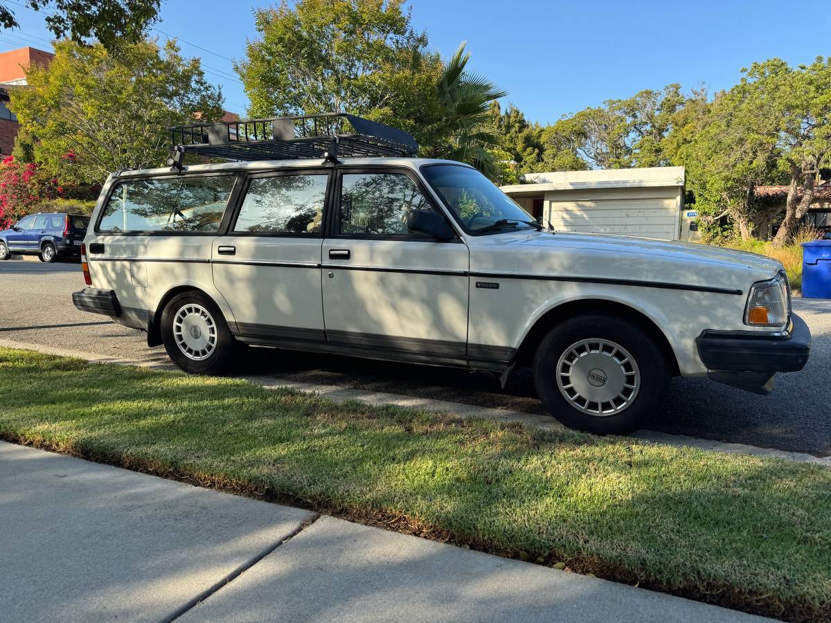 Volvo-240-dl-wagon-1993-white