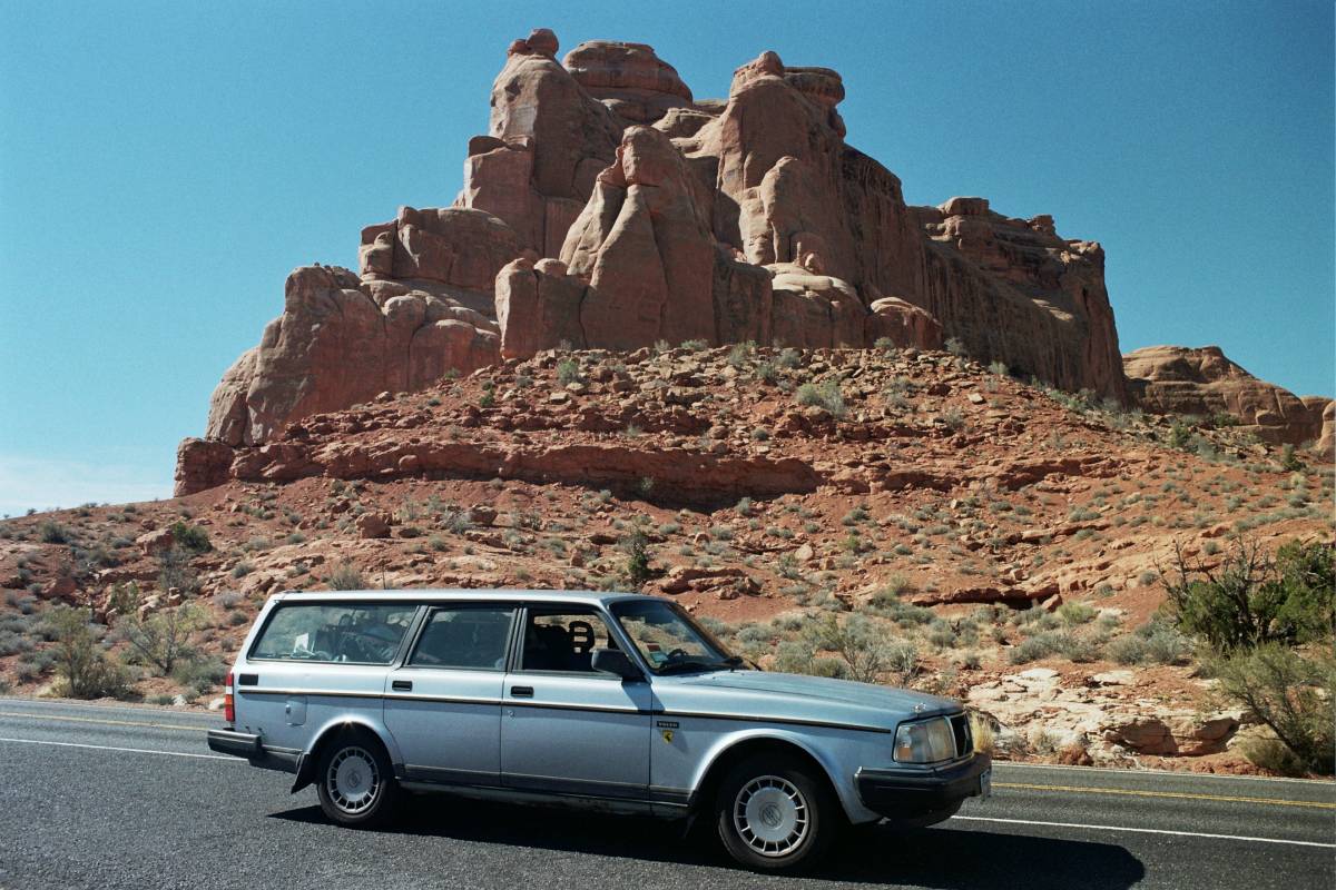 Volvo-240-series-1992-blue