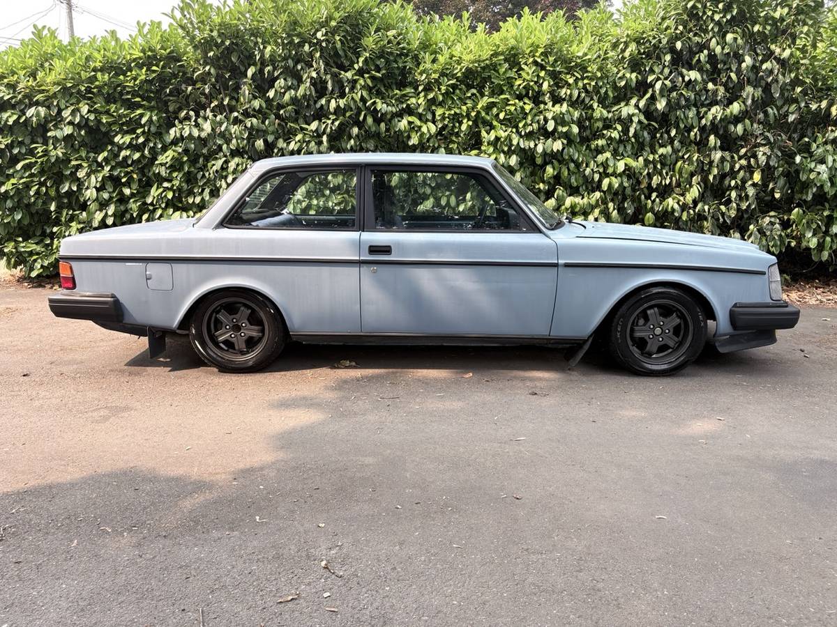 Volvo-242-dl-1984-blue