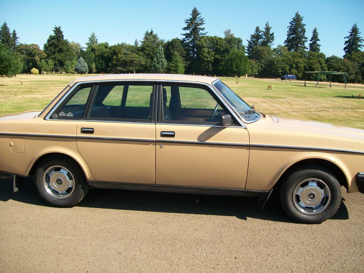 Volvo-244-1985-brown