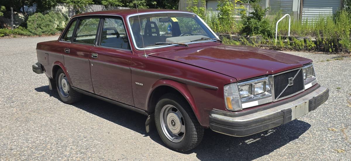 Volvo-Dl-1982-Red
