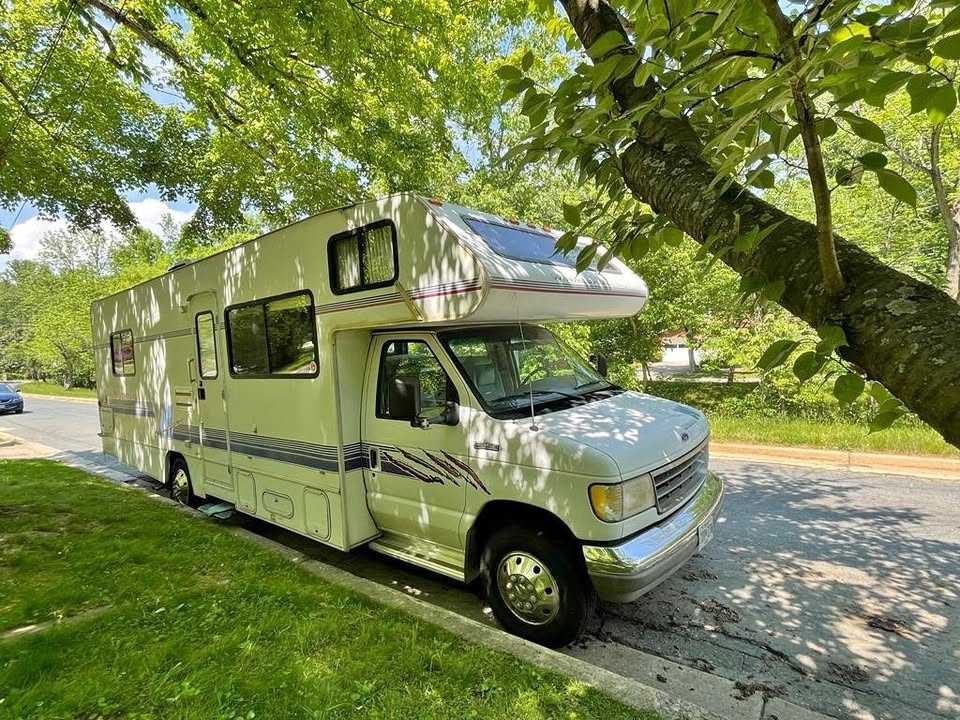 Winnebago-on-ford-e-350-chassis-Winnie-minnie-1995